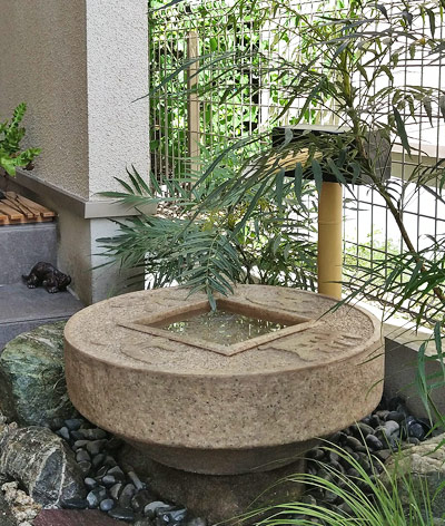 石に見える循環式手水鉢