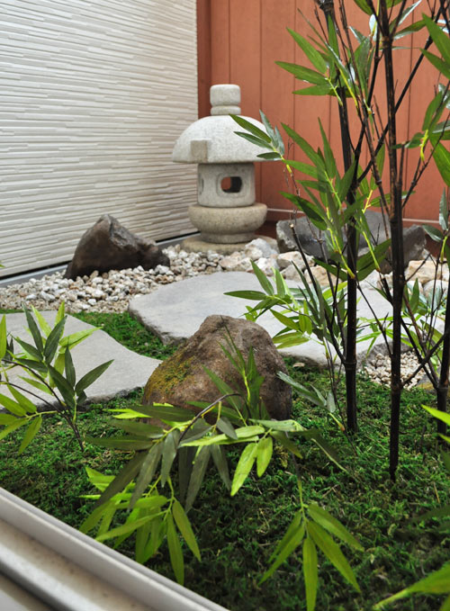人工植物で屋外と見間違える室内坪庭