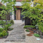 玄関アプローチを雑木が包む、ナチュラルな和風の庭-吉川市U様邸